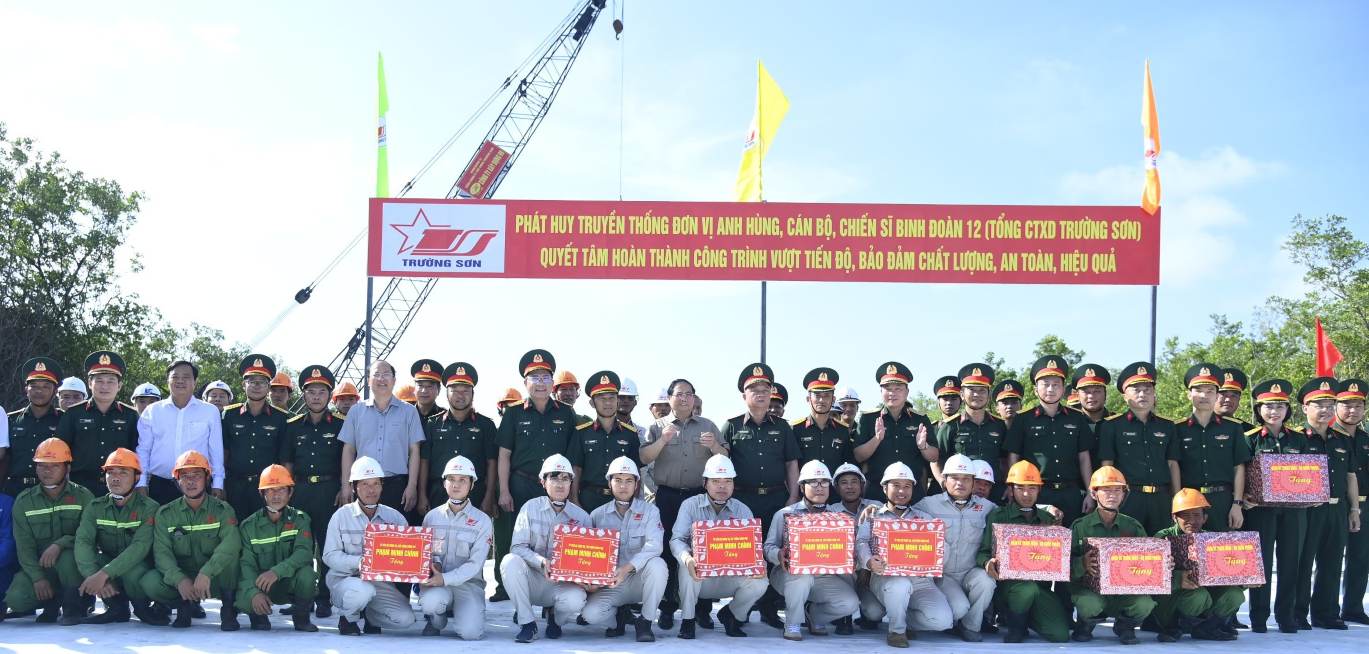 Thủ tướng Chính phủ Phạm Minh Chính tặng quà động viên công nhân trực tiếp thi công trên công trường các công trình khẩn cấp tại Đất Mũi, Cà Mau. Ảnh: Văn Đông