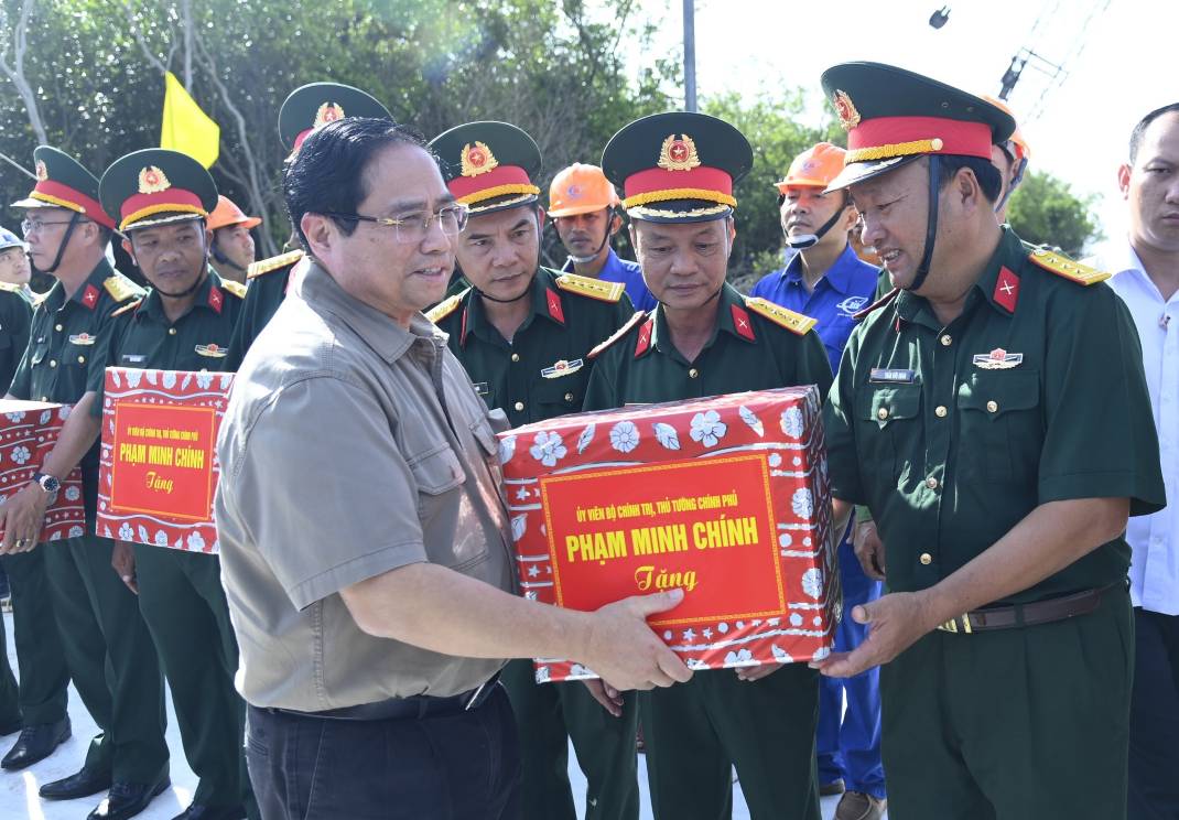 Thủ tướng Chính phủ Phạm Minh Chính tặng quà cho đơn vị thi công các công trình tại Đất Mũi, Cà Mau. Ảnh: Văn Đông