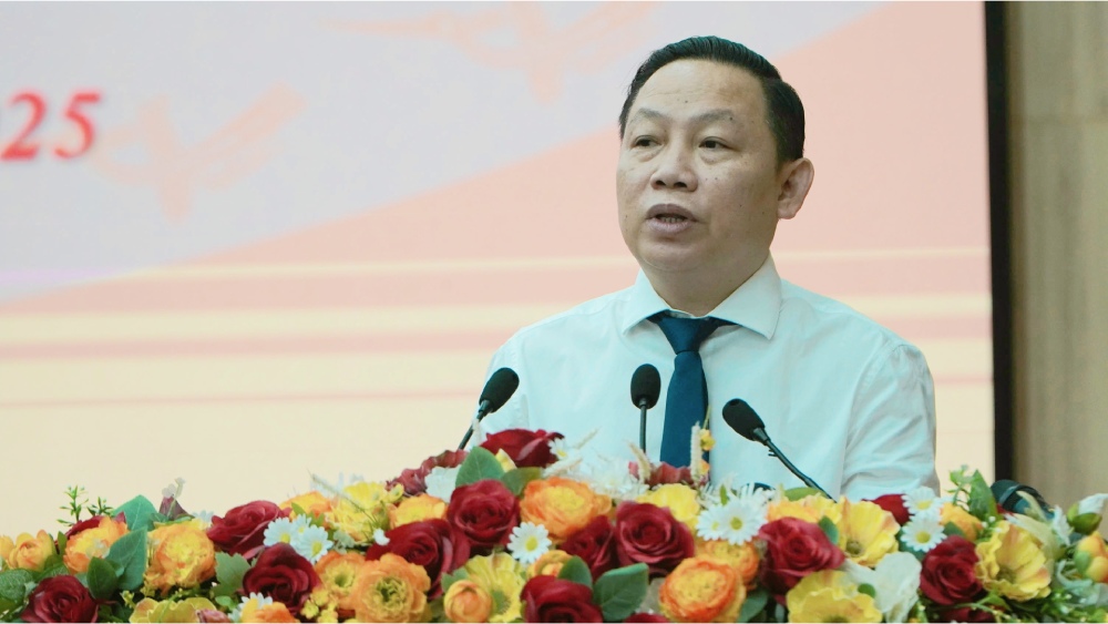 Ông Lê Hữu Toàn, Giám đốc Sở Nông nghiệp – Môi trường trả lời chất vấn. Ảnh: Nguyên Anh