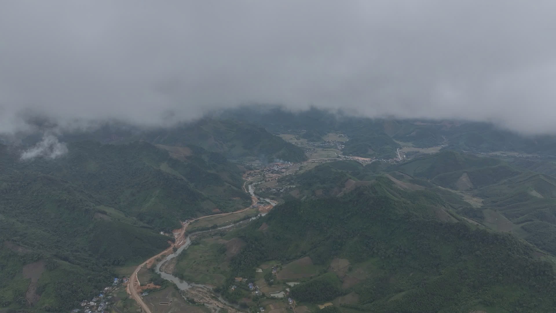 Một dải công trường vắt ngang đồi núi dần hình thành. Ảnh: Việt Bắc