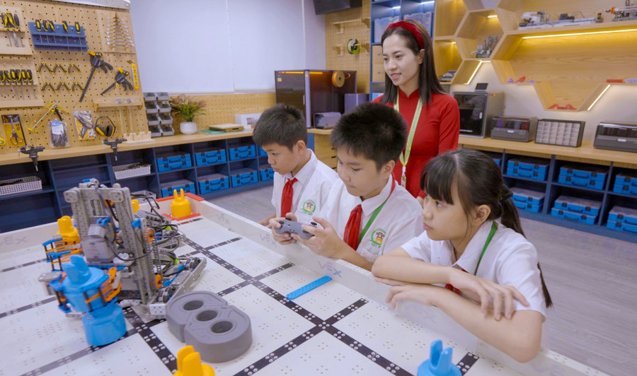 Giáo viên Trường THCS Tây Mỗ (Hà Nội) hướng dẫn học sinh thực hành tại phòng STEM. Ảnh: NTCC