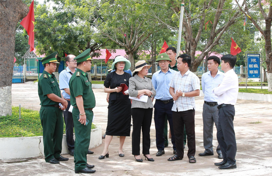 Lãnh đạo Sở GD&ĐT Đắk Lắk khảo sát để đề xuất nâng cấp trường nội trú vùng biên giới đất liền. (Ảnh: Thành Tâm)