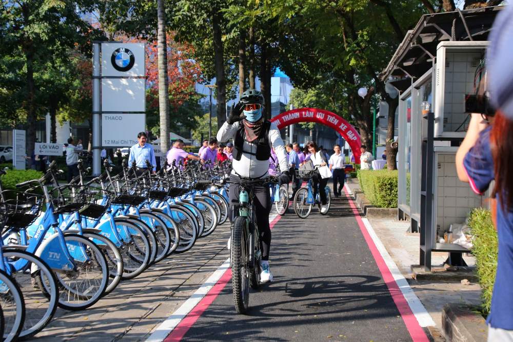 Người dân thích thú trải nghiệm làn đường xe đạp mới. Ảnh: Anh Tú