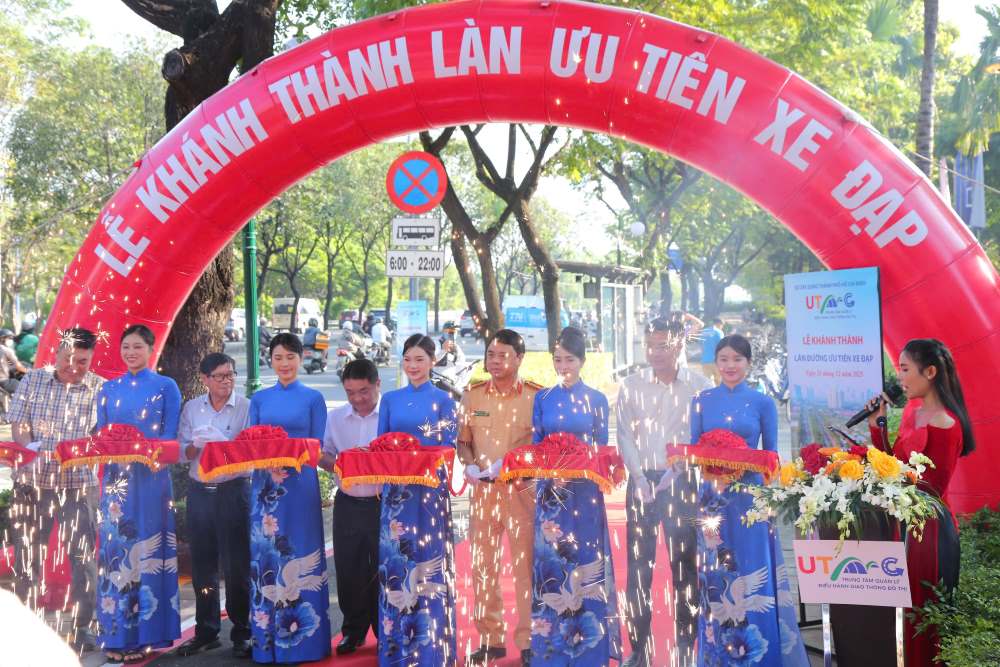 Lãnh đạo Sở Xây dựng TPHCM và các đơn vị thực hiện nghi thức cắt băng khánh thành làn đường riêng cho xe đạp trên đường Mai Chí Thọ. Ảnh: Anh Tú