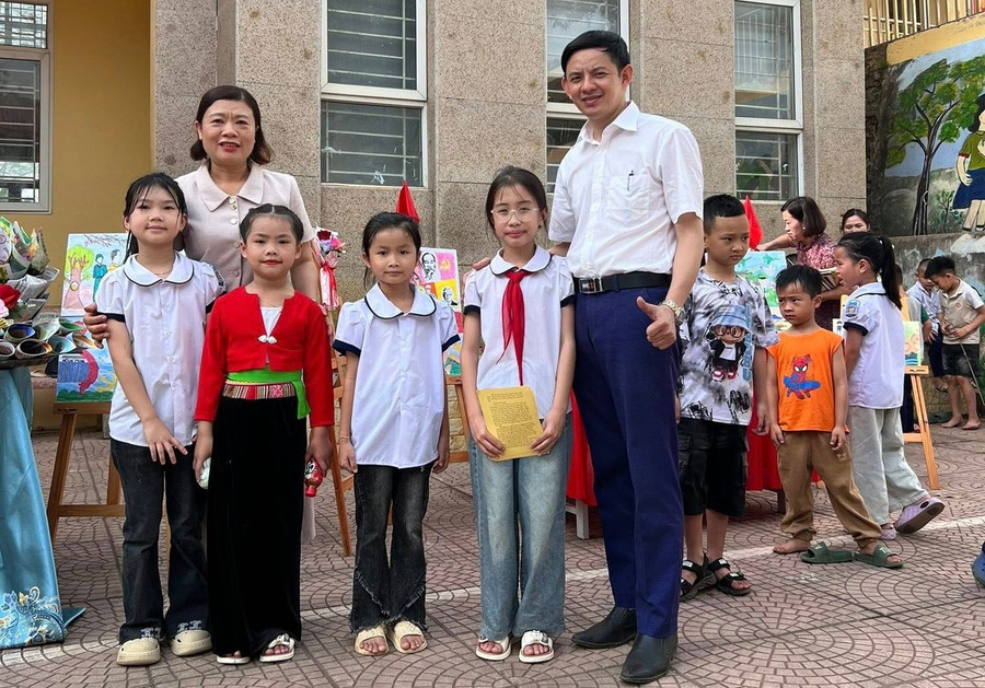 Thầy Nguyễn Văn Hoàng và học trò. Ảnh: NVCC dot-pha-chinh-sach-dai-ngo-nha-giao-3.jpg