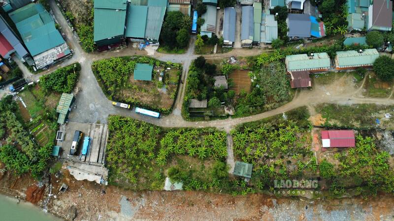 Tình trạng lấn chiếm hàng nghìn m2 tại bãi đỗ xe tĩnh kéo dài nhiều năm nhưng chưa có biện pháp xử lý triệt để. Ảnh: Nhóm Pv