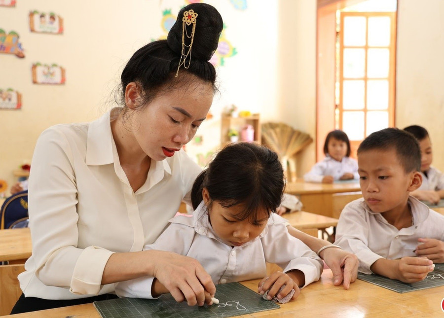Cô trò Trường Tiểu học Chiềng Nơi (Sơn La). Ảnh: Báo Sơn La