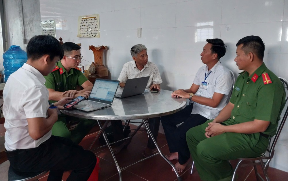 Đoàn kiểm tra liên ngành làm việc với cơ sở cho thuê phòng nghỉ du khách phản ánh. Ảnh: Đặc khu Phú Quốc