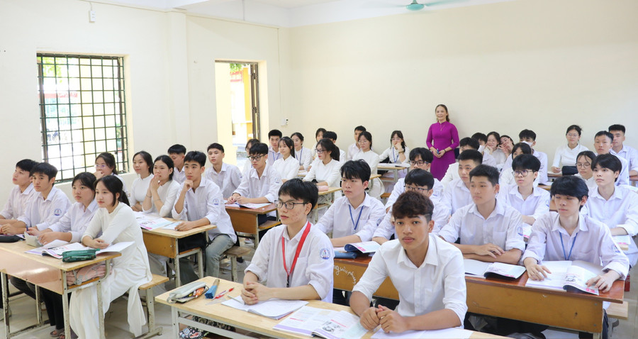 Cô trò Trường THPT Vị Xuyên, Tuyên Quang trong một giờ học tiếng Anh. Ảnh: TG dot-pha-chinh-sach-dai-ngo-nha-giao-2.jpg