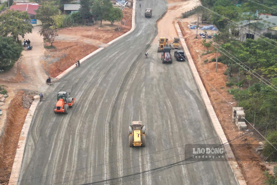 Công trình đường liên vùng kéo dài đang thi công rầm rộ. Ảnh: Tô Công.