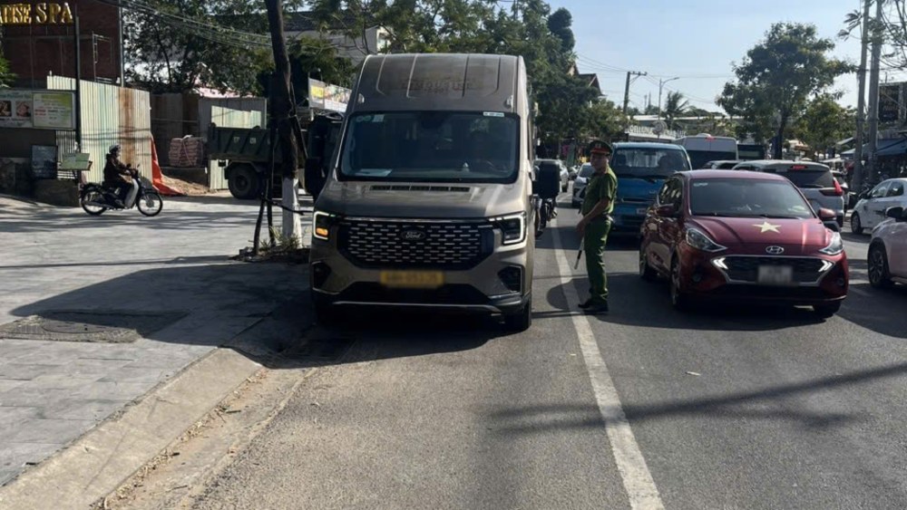 Tăng cường tuần tra, điều tiết phân luồng giao thông ở các tuyến đường trọng điểm. Ảnh: Đặc khu Phú Quốc