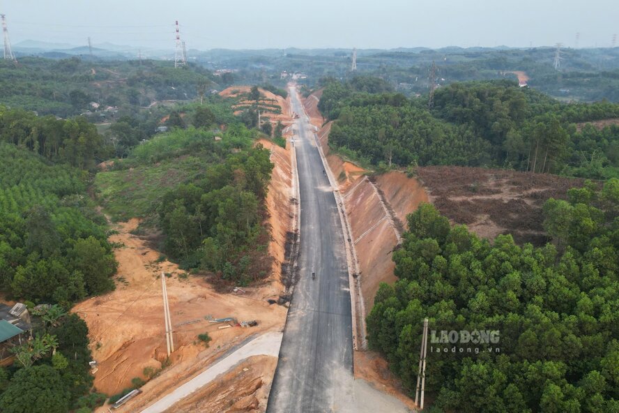 Tuyến đường đi xuyên đồi tạo thành những taluy cao chót vót. Ảnh: Tô Công.