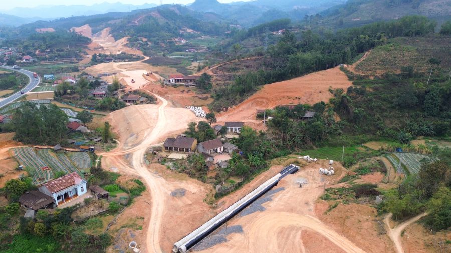 Dự án cao tốc Hữu Nghị - Chi Lăng đang tiếp tục xây dựng sau 3 lần đổi nhà đầu tư. Ảnh: Khánh Linh