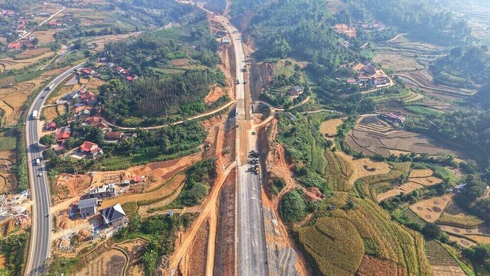 Hình hài hoàn chỉnh tuyến cao tốc Hữu Nghị - Chi Lăng dần hiện hữu. Ảnh: Ngọc Quý