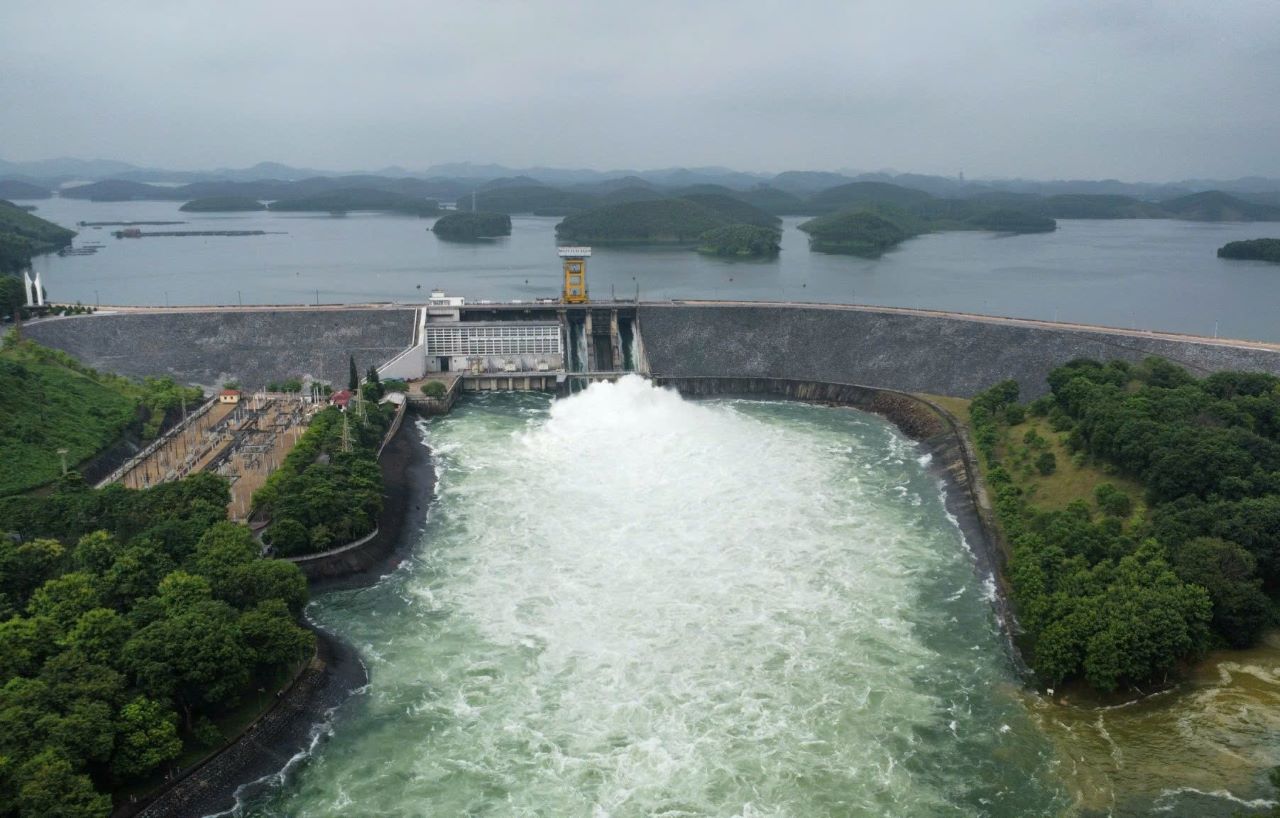 Thủy điện Thác Bà và thủy điện Thác Bà 2 tích nước, xả lũ là một phần nguyên nhân khiến khu vực dọc 2 bờ sông Chảy nhiều năm gần đây thường xuyên sạt lở, ngập úng. Ảnh: Văn Đức