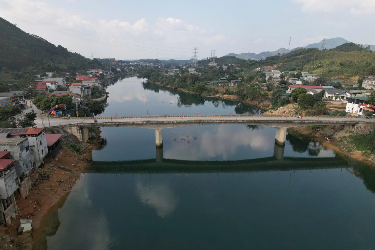 Dọc hai bờ sông Chảy, hàng loạt công trình, nhà ở, kho bãi xây dựng có dấu hiệu vi phạm hành lang sông: Ảnh: Văn Đức