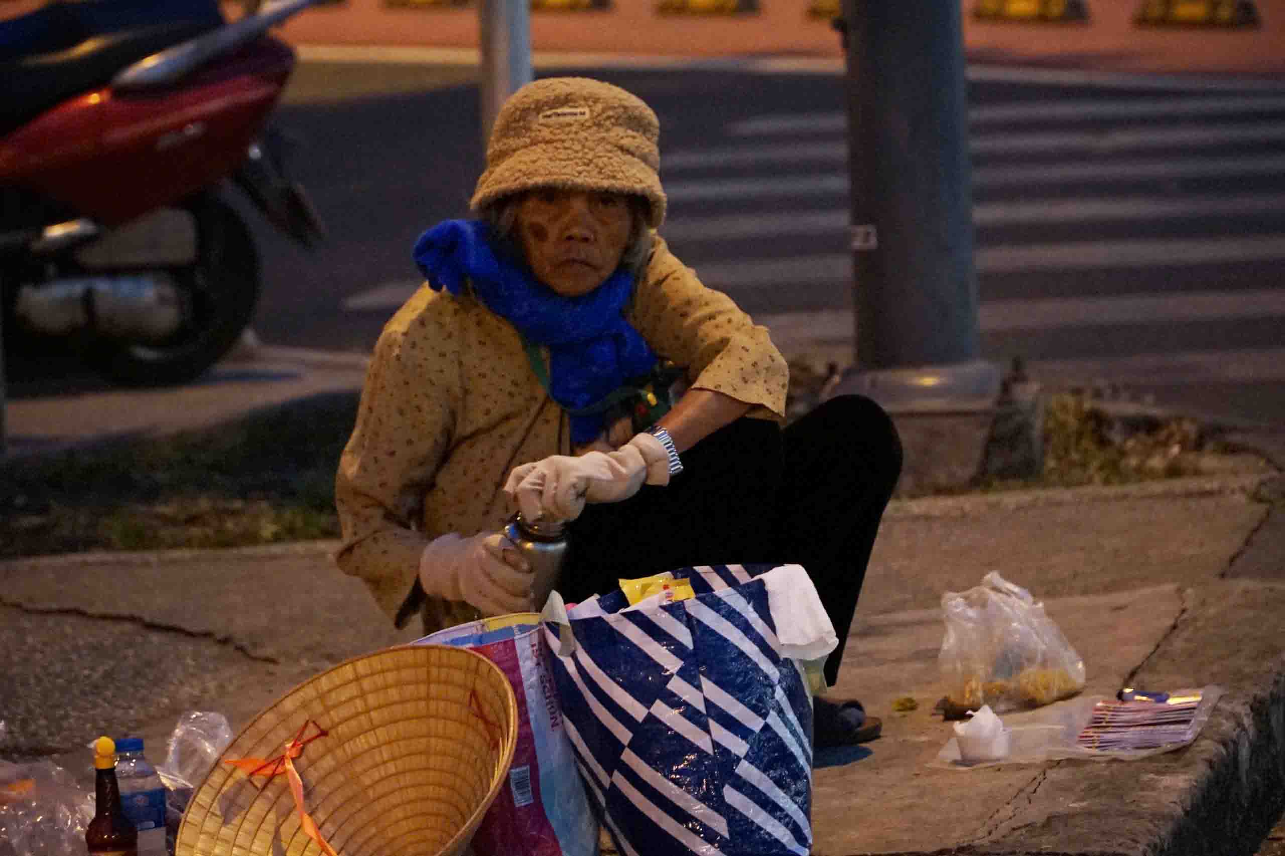 Người lớn tuổi phải mặc thêm áo, đeo găng tay và khăn giữ ấm khi ra đường.