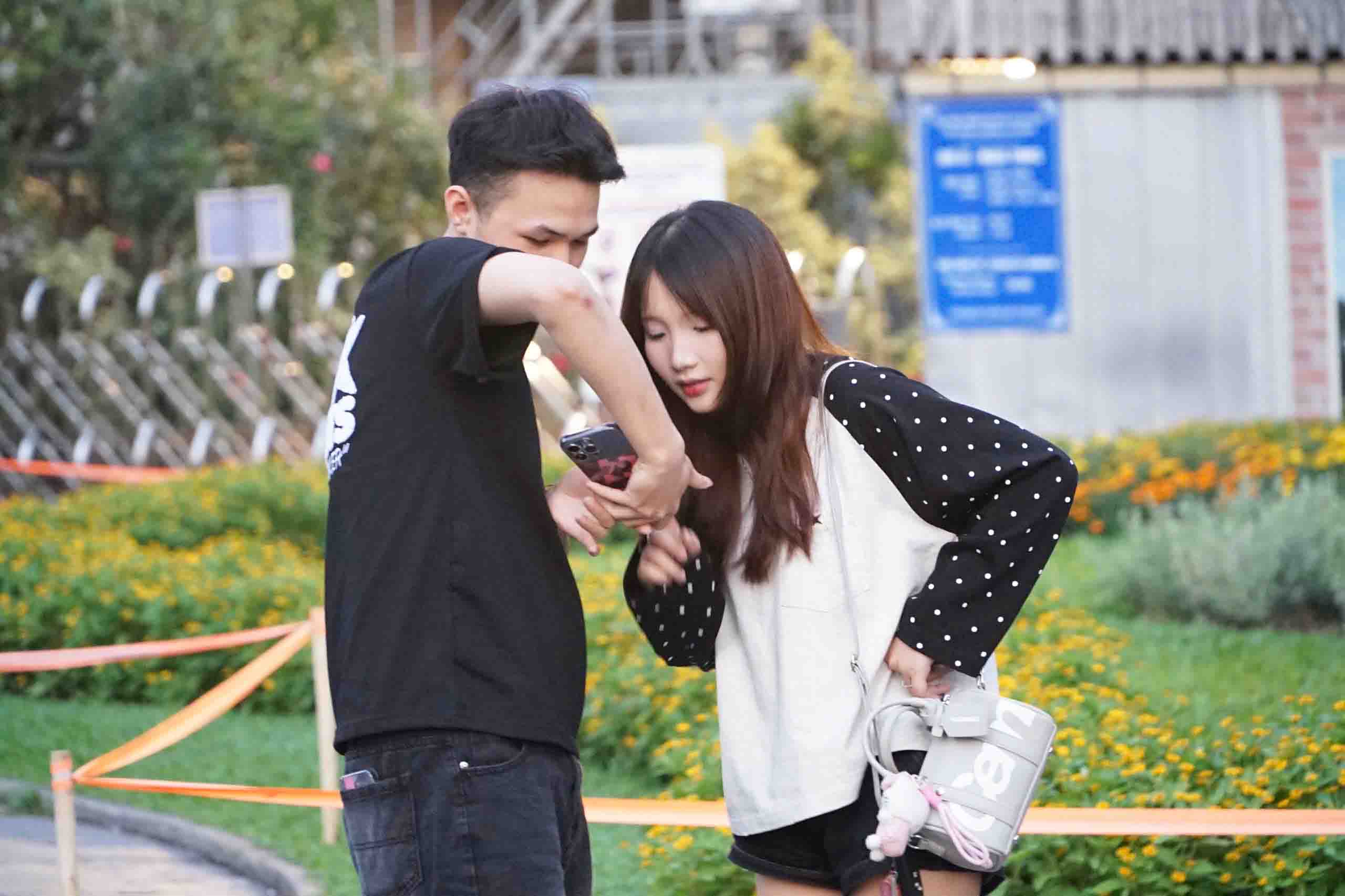 Các bạn trẻ ở TPHCM dậy sớm tận hưởng tiết trời se lạnh hiếm có. Ảnh: Thái Bảo