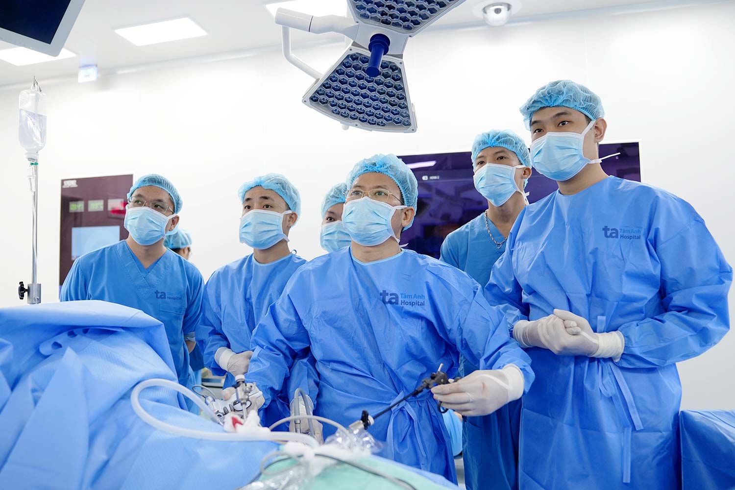 PGS.TS.BS.CKII Trần Văn Hinh và Ê kíp bác sĩ Bệnh viện Đa khoa Tâm Anh Hà Nội, đội ngũ chuyên môn cao, làm chủ kỹ thuật ghép thận, sẵn sàng triển khai ghép thận theo chuẩn mực quốc tế. Ảnh:  BVĐK Tâm Anh