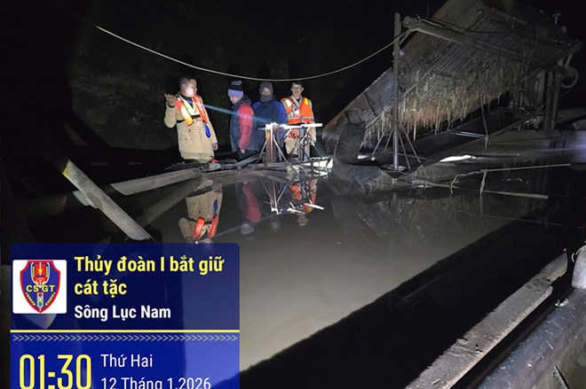 2 tàu khai thác cát trái phép trên sông Lục Nam bị bắt lúc rạng sáng