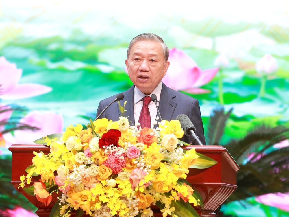 Thay mặt Bộ Chính trị, Tổng Bí thư Tô Lâm đã ký ban hành Nghị quyết số 80-NQ/TW về phát triển văn hóa Việt Nam. Ảnh: Hiền Hòa