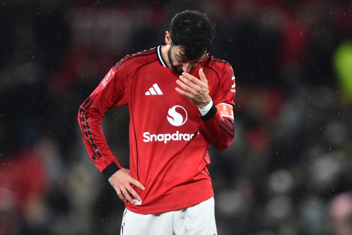 Sự thất vọng và bất lực của Bruno Fernandes sau trận thua Brighton.  Ảnh: AFP