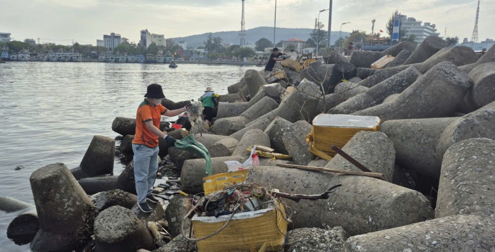 Việc nhặt rác cũng góp phần lan tỏa thông điệp bảo vệ môi trường cho người dân và du khách. Ảnh: Khánh Vân