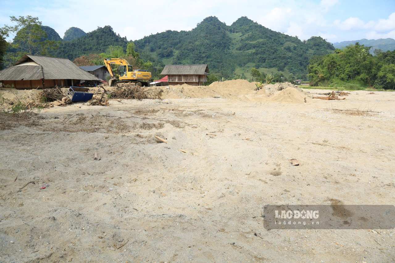 Bà con mong muốn sớm xử lý “mỏ cát”. Ảnh: Văn Đức