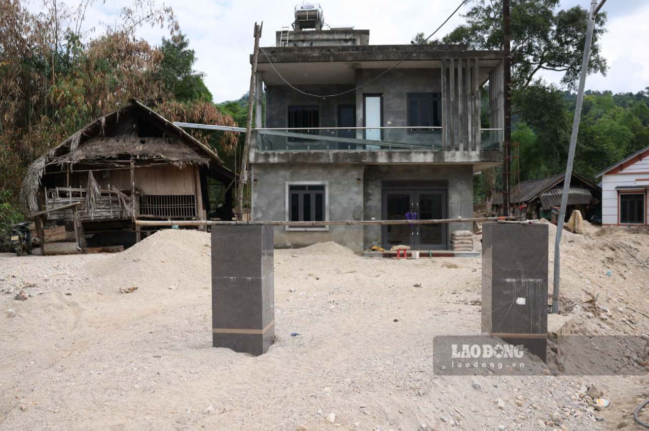 Nhiều ngôi nhà bị ảnh hưởng nặng nề do cát vùi lấp. Ảnh: Văn Đức