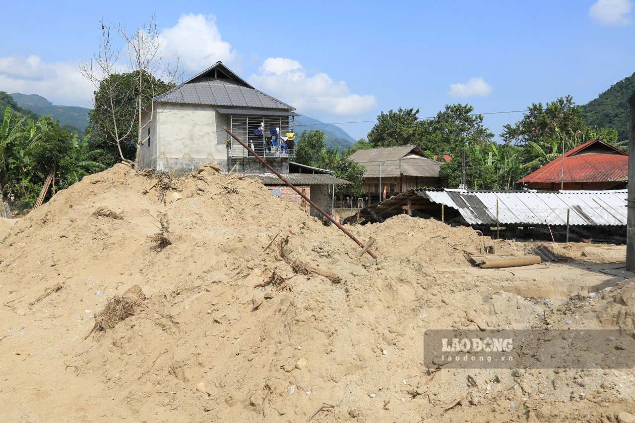 Theo chính quyền địa phương, hiện nay mới chỉ thu gom được một phần cát sau bão lũ. Ảnh: Đinh Đại