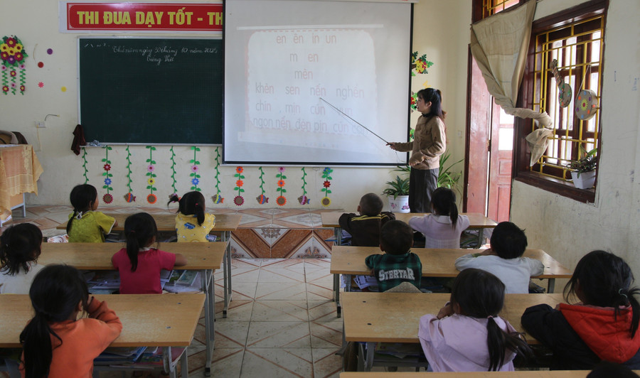 Cô trò Trường PTDTBT Tiểu học & THCS Tung Qua Lìn, xã Dò San, ứng dụng công nghệ thông tin trong dạy và học.