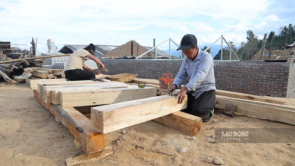 Người thân, họ hàng và bà con dân bản cùng chung tay giúp đỡ các hộ di dời dựng nhà mới tại khu tái định cư. Những bàn tay góp sức là điểm tựa để người dân sớm ổn định cuộc sống.