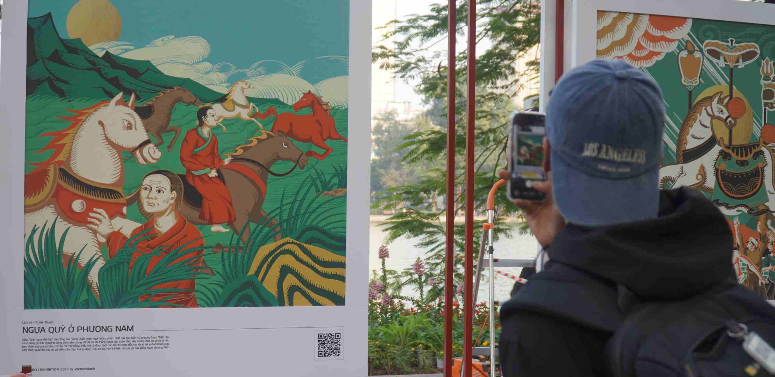 Người dân và du khách thích thú dừng chân trước những câu chuyện văn hóa được kể bằng hội họa. Ảnh: Minh Vũ