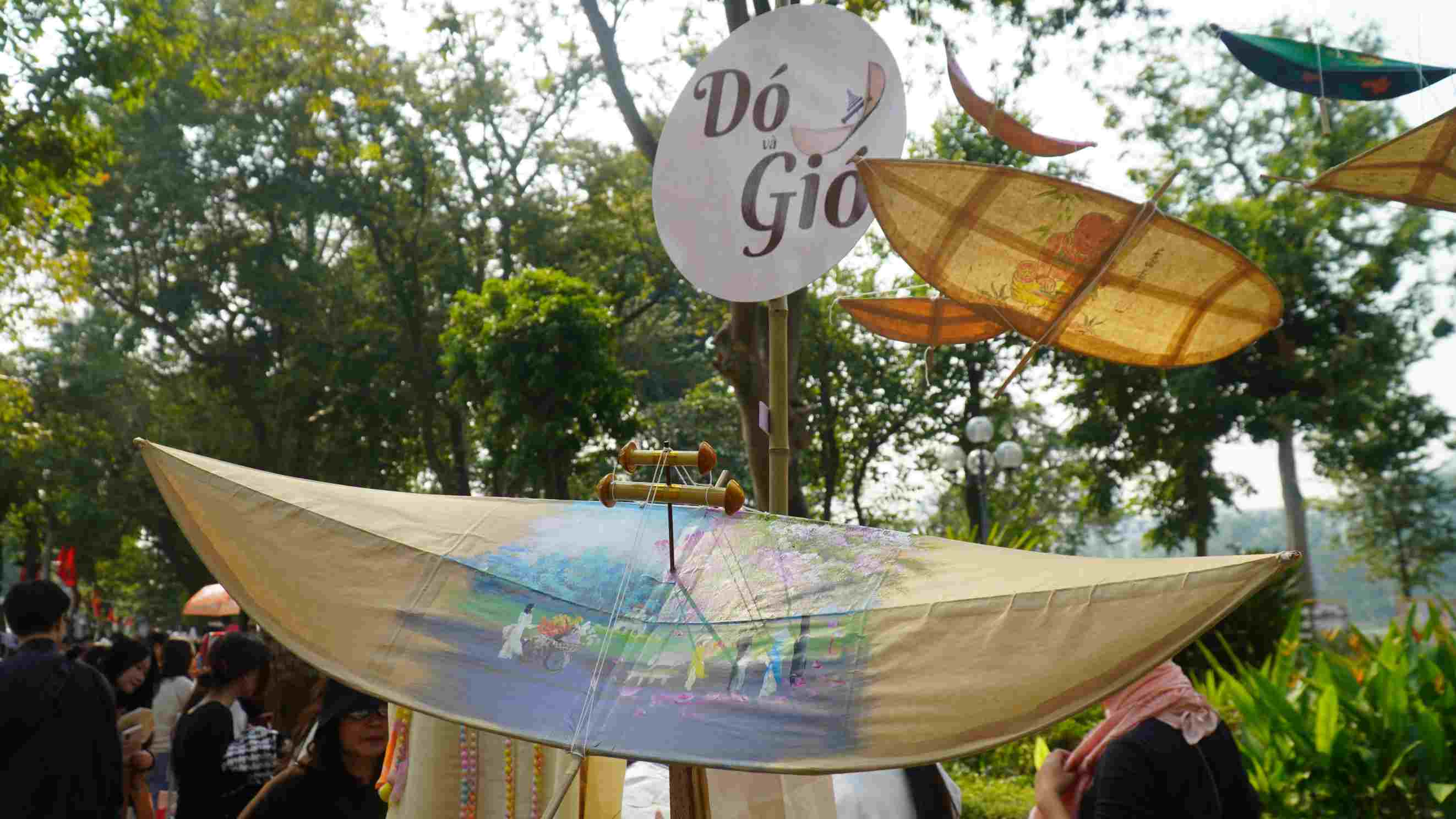 Những mô hình diều gió do người trẻ sáng tạo, được trưng bày như cách kể câu chuyện di sản bằng ngôn ngữ đương đại. Ảnh: Minh Vũ.