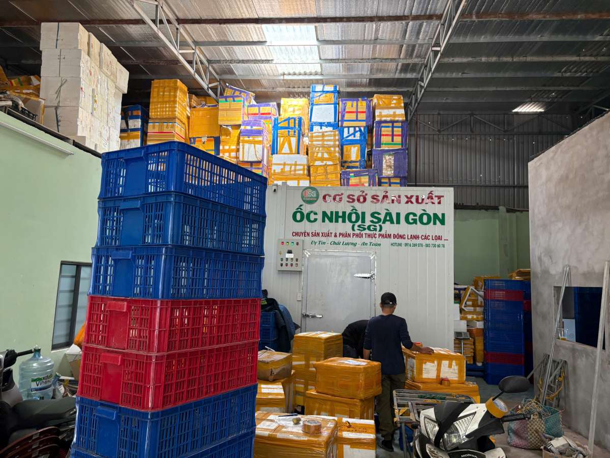 Hình ảnh lực lượng chức năng phát hiện, kiểm tra các cơ sở sản xuất, buôn bán hàng giả là thực phẩm. Ảnh: Công an cung cấp