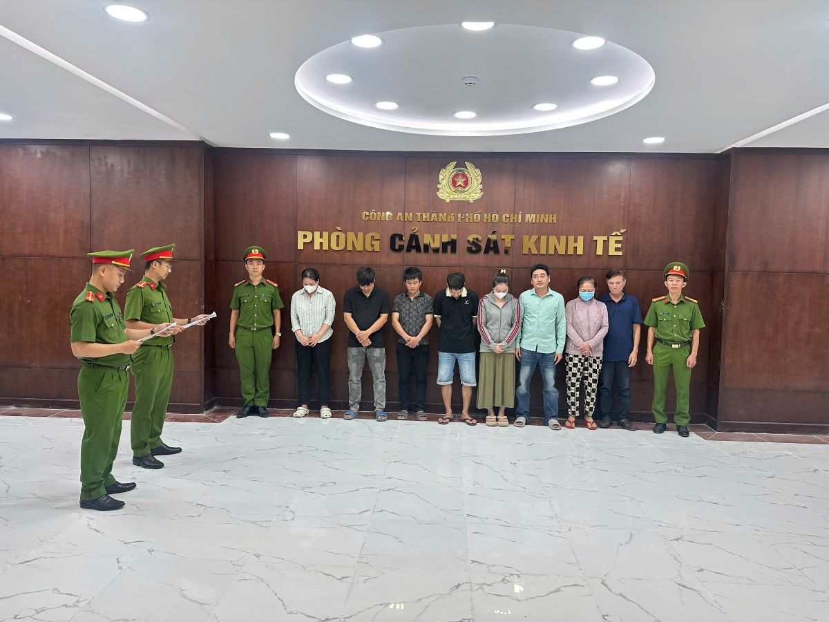 Cơ quan Cảnh sát điều tra (Công an TPHCM) tống đạt Quyết định khởi tố bị can đối với các đối tượng. Ảnh: Công an cung cấp