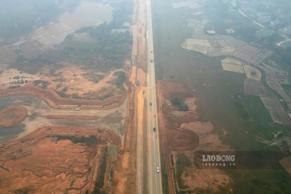 Tuyến đường được thi công bám theo hướng tuyến đường Hồ Chí Minh. Ảnh: Tô Công.