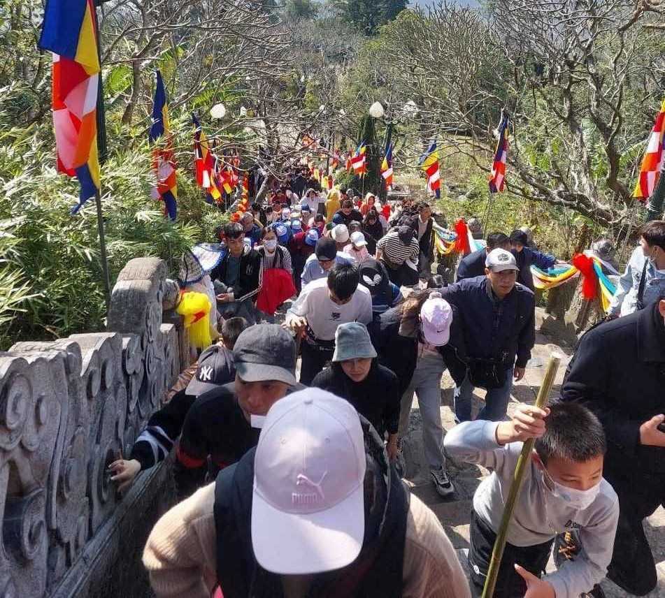 Du khách hành hương lên non thiêng Yên Tử. Ảnh: Nguyễn Hùng