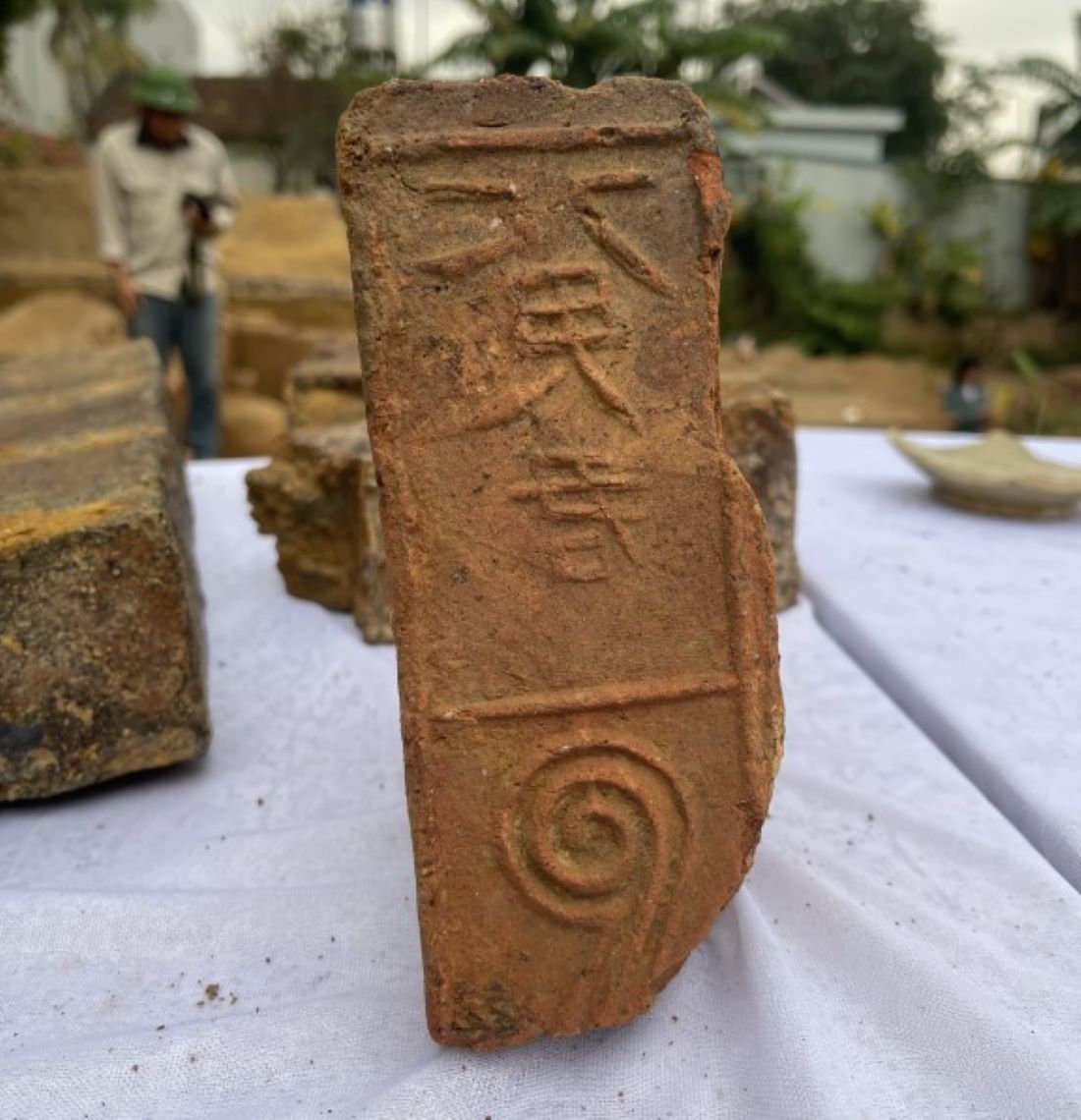 Viên gạch in nổi chữ “Hoàng quân” tại ngôi mộ cổ ở phường Vàng Danh giống với mẫu gạch tại mộ gạch Vũ Xá (đang được trưng bày tại Bảo tàng Hải Phòng). Ảnh: Bảo tàng Quảng Ninh