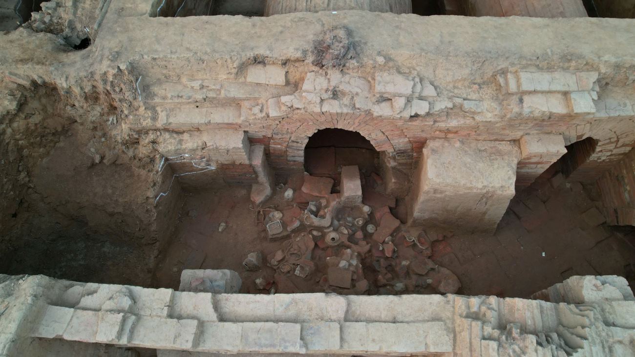 Các thất và nhĩ được xây xếp bằng gạch hình chữ nhật có độ nung cao, trên gạch trang trí nhiều loại hoa văn như hoa văn đồng tiền, ô trám, đường tròn đồng tâm, chữ S.., mái cuốn vòm bằng gạch múi bưởi. Ảnh: Bảo tàng Quảng Ninh