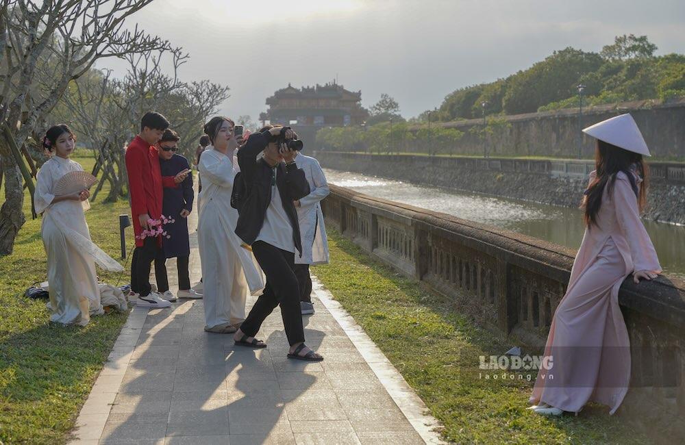Đại Nội Huế là điểm đến không thể thiếu, nơi các bạn trẻ lựa chọn áo dài truyền thống để hòa mình vào không gian di sản.