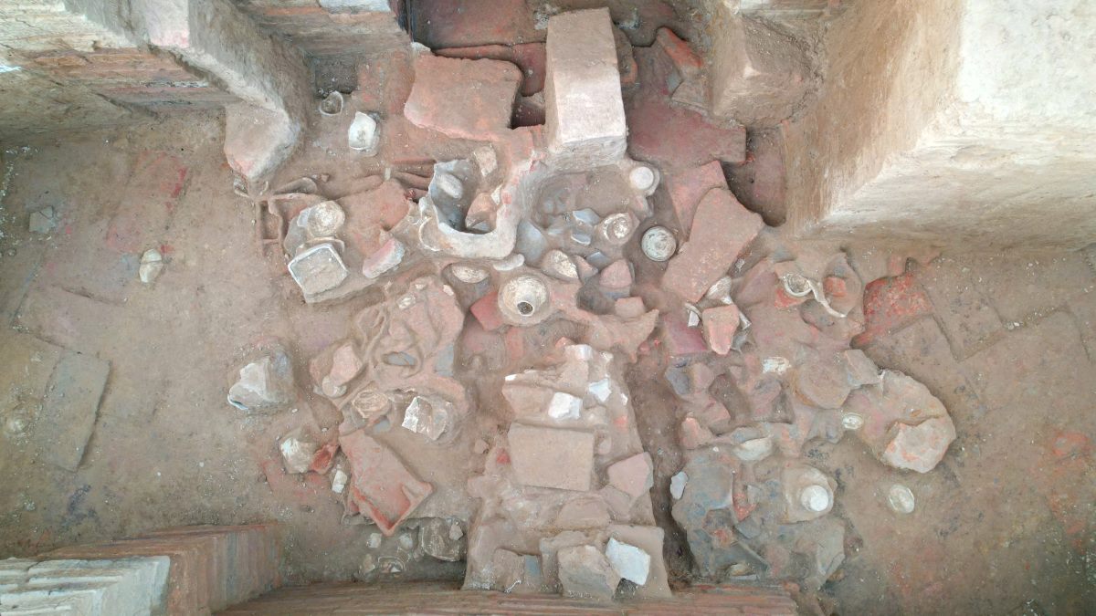 Di vật thu được trong quá trình khai quật ngôi mộ cổ gồm 3 nhóm chính: Vật liệu kiến trúc gạch chữ nhật, gạch múi bưởi; gốm đất nung gồm các loại mô hình nhà, nồi; gốm men gồm các loại bình, vò, chân đèn… Dựa vào cấu trúc và hoa văn trên hiện vật có thể khẳng định mộ có niên đại thế I-II sau Công nguyên (cách ngày nay gần 2.000 năm). Ảnh: Bảo tàng Quảng Ninh