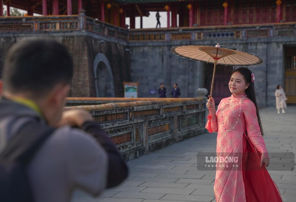 Góc chụp hình trực diện Lầu Ngũ Phụng luôn hút khách.