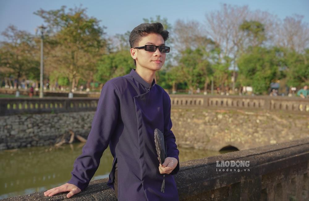 Bạn trẻ Lê Văn Quang Thân, 20 tuổi, sinh viên tại Huế cho biết, cả nhóm đã thuê trang phục, chuẩn bị hai máy ảnh để chụp tại chùa Huyền Không, chùa Thiên Mụ và Hoàng thành Huế. “Cảm giác rất vui và háo hức, vừa được chụp ảnh, vừa tận hưởng không khí Tết sớm”, Thân chia sẻ.