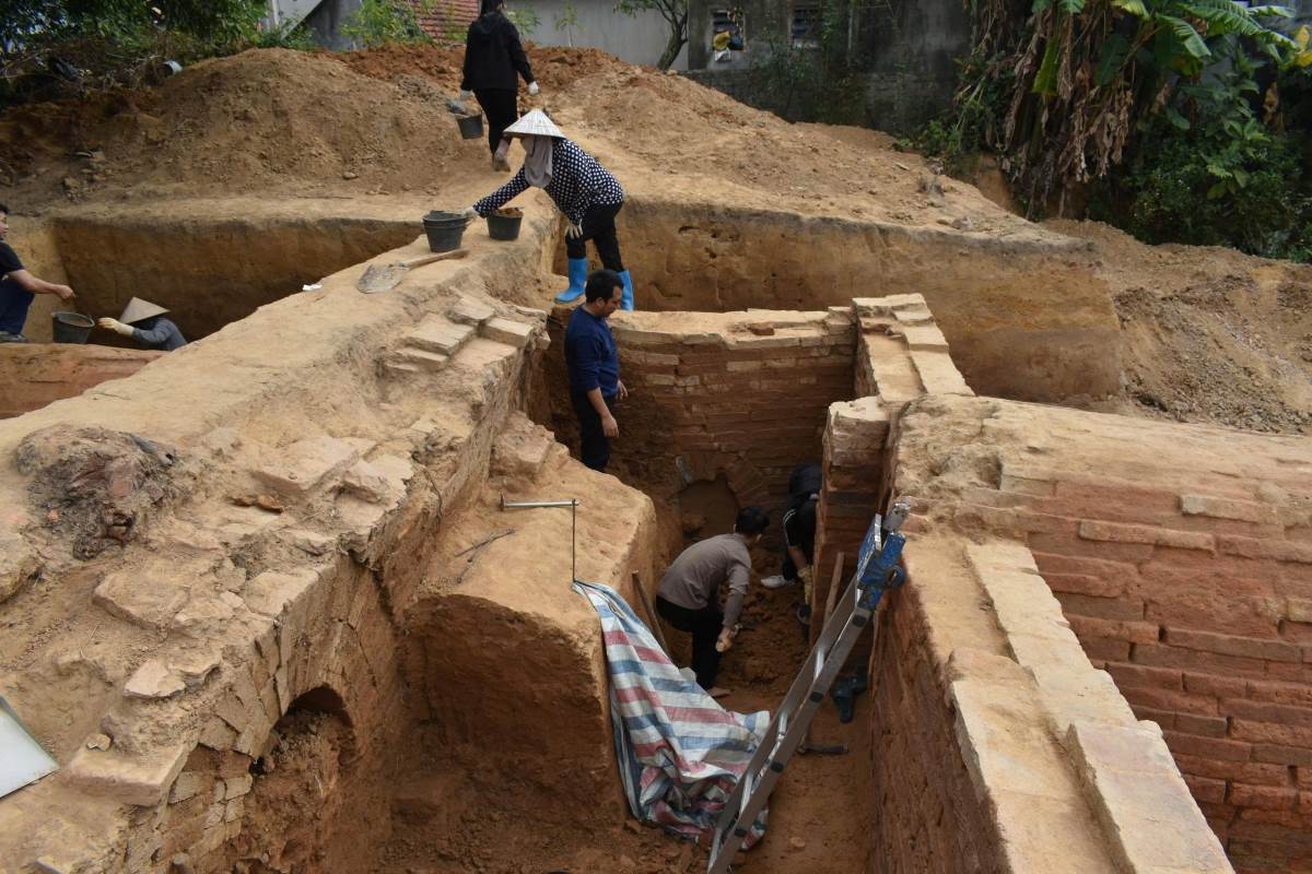 Ngôi mộ cổ được phát lộ trong quá trình người dân thi công san gạt mặt bằng và được Bảo tàng Quảng Ninh phối hợp cùng nhóm khảo cổ của Tiến sĩ Nguyễn Văn Anh - Trưởng Khoa Lịch sử Trường Đại học Khoa học Xã hội và Nhân văn, Đại học Quốc gia Hà Nội - tiến hành khai quật từ tháng 12.2025. Ảnh: Bảo tàng Quảng Ninh