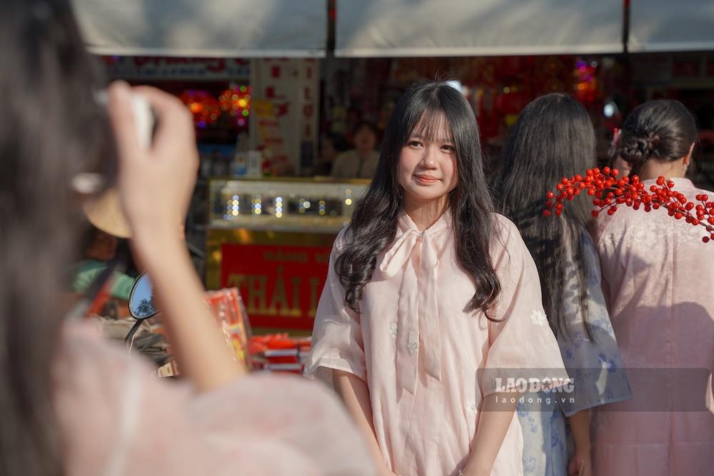 Bạn trẻ Phan Khánh Hòa, 21 tuổi, sinh viên đến từ Quảng Trị, cho hay việc chụp ảnh Tết sớm giúp nhóm bạn chủ động thời gian và có nhiều lựa chọn không gian đẹp.