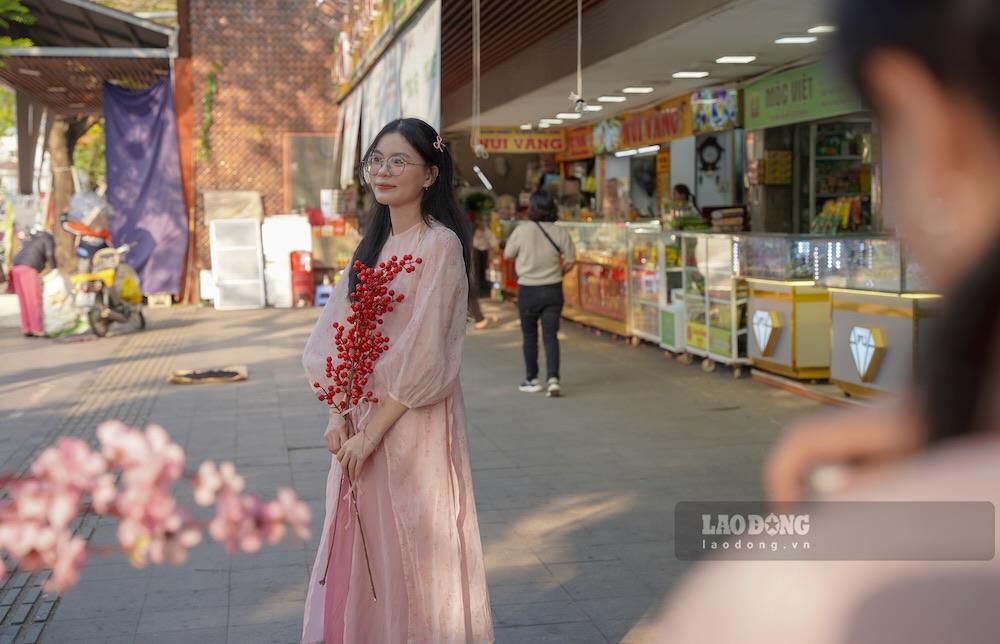 Chợ Đông Ba rực rỡ sắc màu, vừa mang không khí mua bán cuối năm, vừa là phông nền sinh động cho những bộ ảnh Tết mang hơi thở đời sống.