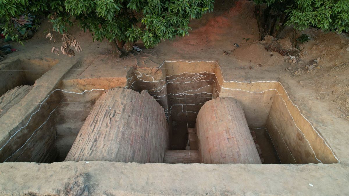 Loại hình mộ táng này được phát hiện khá phổ biến ở lưu vực sông Bạch Đằng thuộc địa phận các huyện thị (cũ) của Quảng Ninh như Quảng Yên, Uông Bí, Đông Triều và huyện thị (cũ) của Hải Phòng, Hải Dương như Thủy Nguyên, Kinh Môn, là bằng chứng cho thấy vai trò quan trọng của lưu vực sông Bạch Đằng như một trung tâm văn hóa, trị sở, vùng quần cư trù mật ven sông buổi đầu Công nguyên. Ảnh: Bảo tàng Quảng Ninh