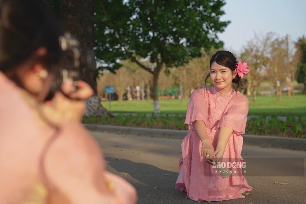 Nhiều bạn trẻ cho biết, việc đầu tư trang phục và phụ kiện không chỉ để lưu giữ kỷ niệm mà còn thể hiện sự trân trọng giá trị văn hóa truyền thống.