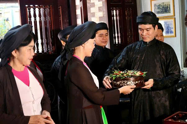 Phục dựng nghi lễ ca Quan họ thờ và tái hiện mâm cơm Quan họ truyền thống ở đình làng Hoài Trung, xã Liên Bão, Bắc Ninh. Ảnh: Trung tâm Cung ứng DVSNC xã Liên Bão